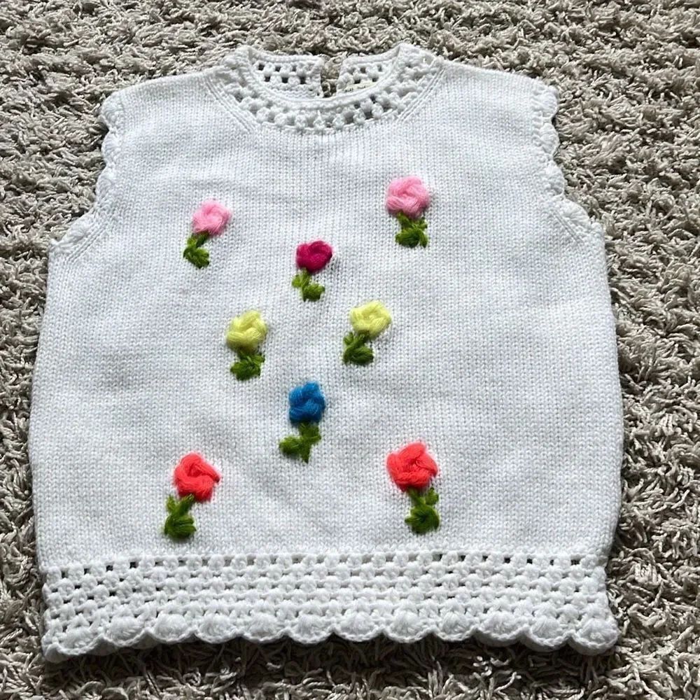 Vintage Sally Gee Women’s sleeveless Sweater Bright Flowers White Hand Crochet 1